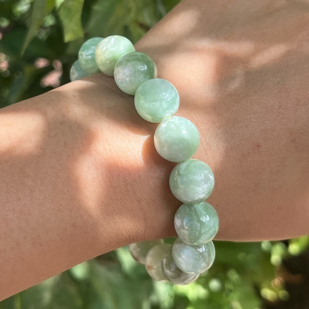 12.5mm stretchable flashy light green mica bracelet - Picture 4 of 9